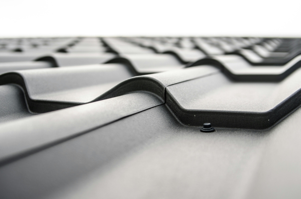 A metal roof on a home. Metal roofing is affordable, but it doesn’t offer much variety in terms of aesthetics, making it a somewhat limited roofing material.